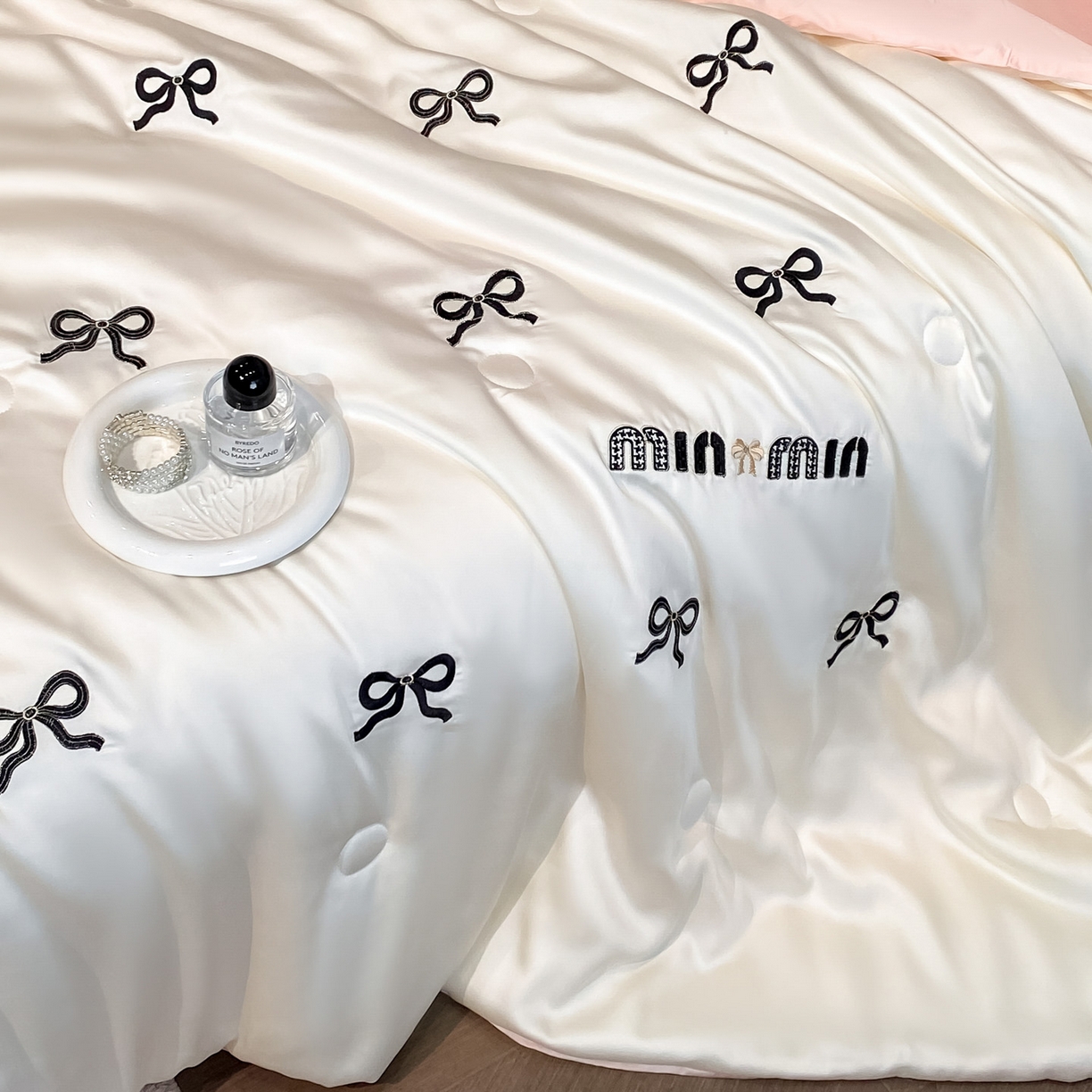 91家纺网 家纺一手货源 找家纺 云棉坊 2026新款水洗冰丝夏被-满绣系列 蝴蝶结-奶白粉