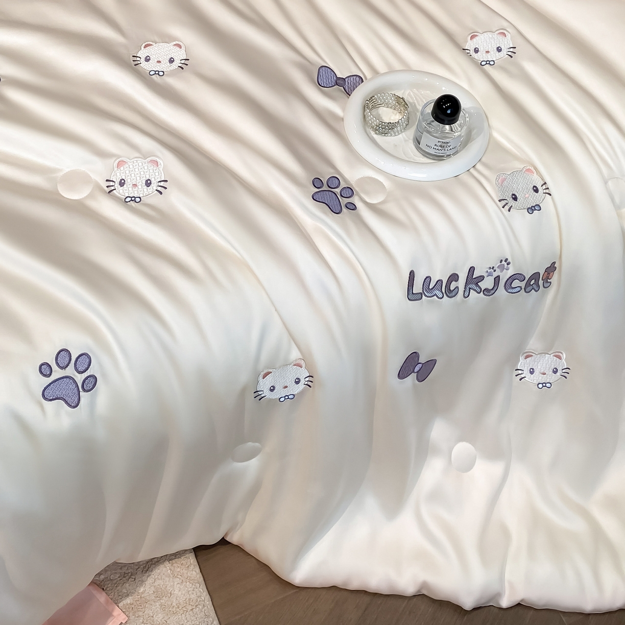 91家纺网 家纺一手货源 找家纺 云棉坊 2026新款水洗冰丝夏被-满绣系列 嘟嘟猫-奶白粉