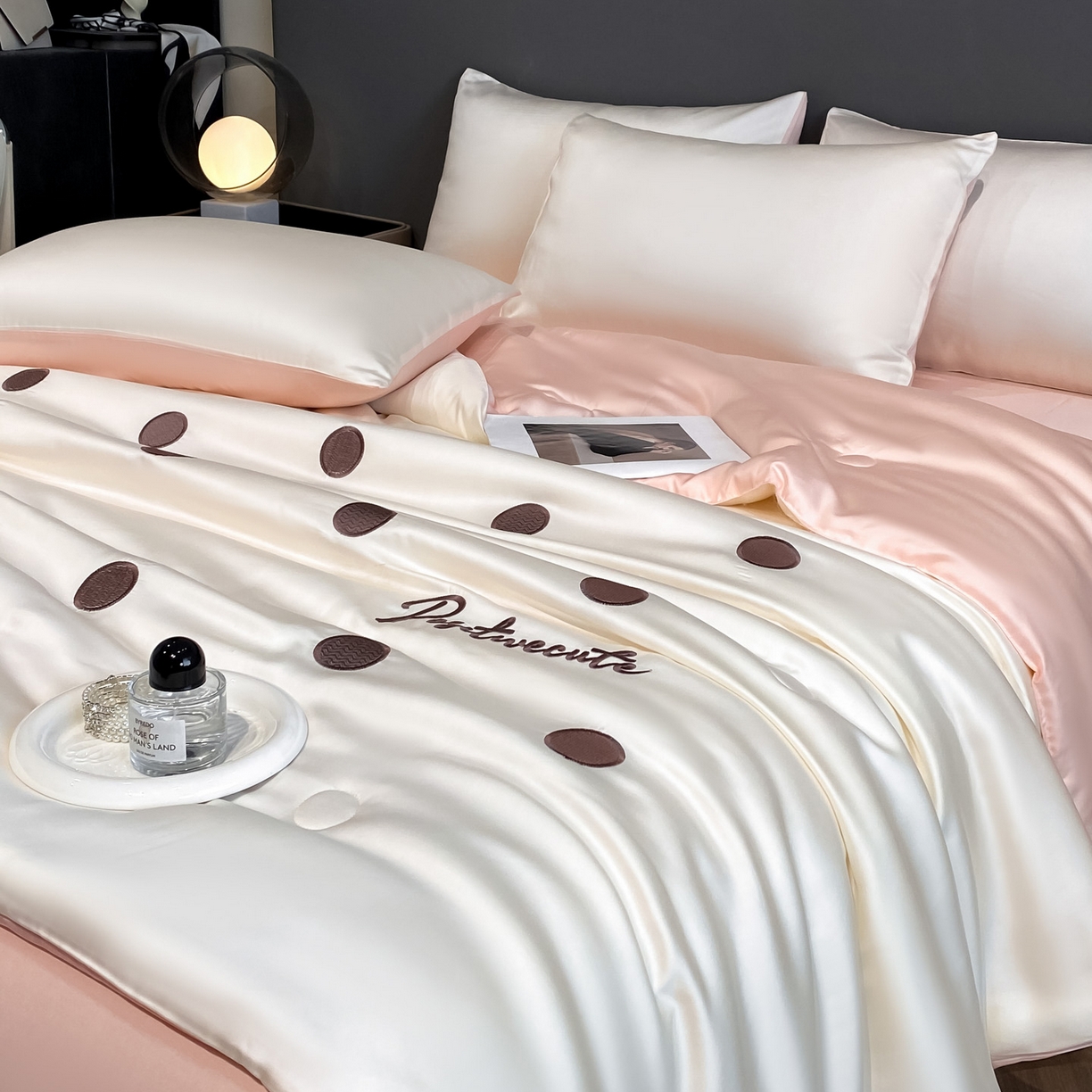 91家纺网 家纺一手货源 找家纺 云棉坊 2026新款水洗冰丝夏被-满绣系列 波点-奶白粉