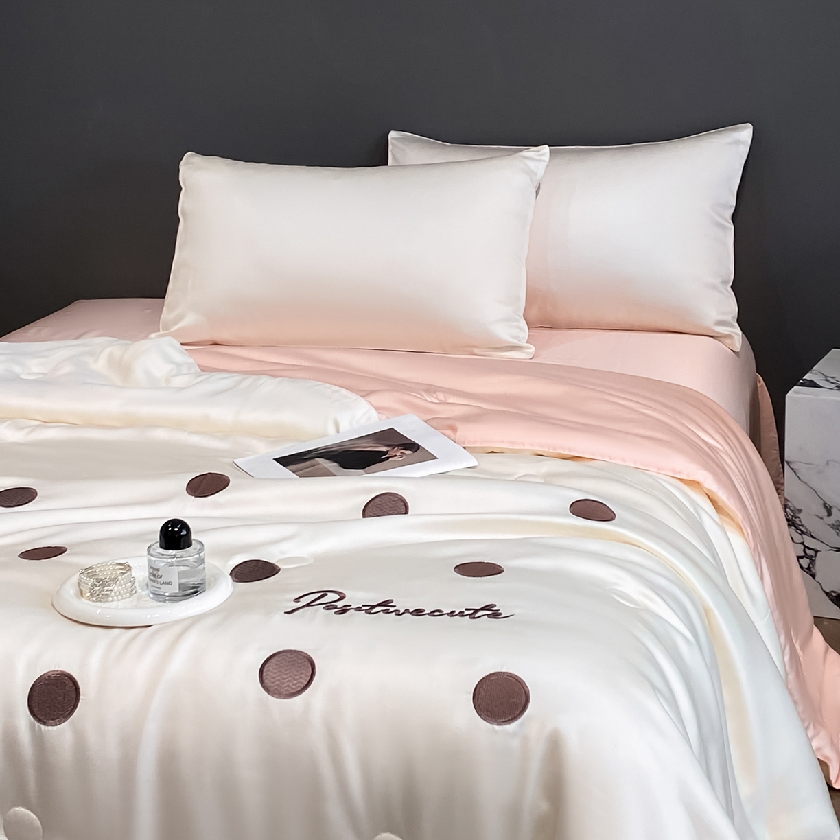 91家纺网 家纺一手货源 找家纺 云棉坊 2026新款水洗冰丝夏被-满绣系列 波点-奶白粉