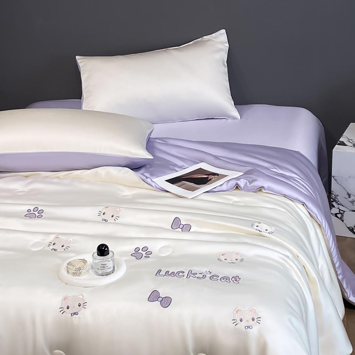 91家纺网 家纺一手货源 找家纺 云棉坊 2026新款水洗冰丝夏被-满绣系列 嘟嘟猫-奶白紫