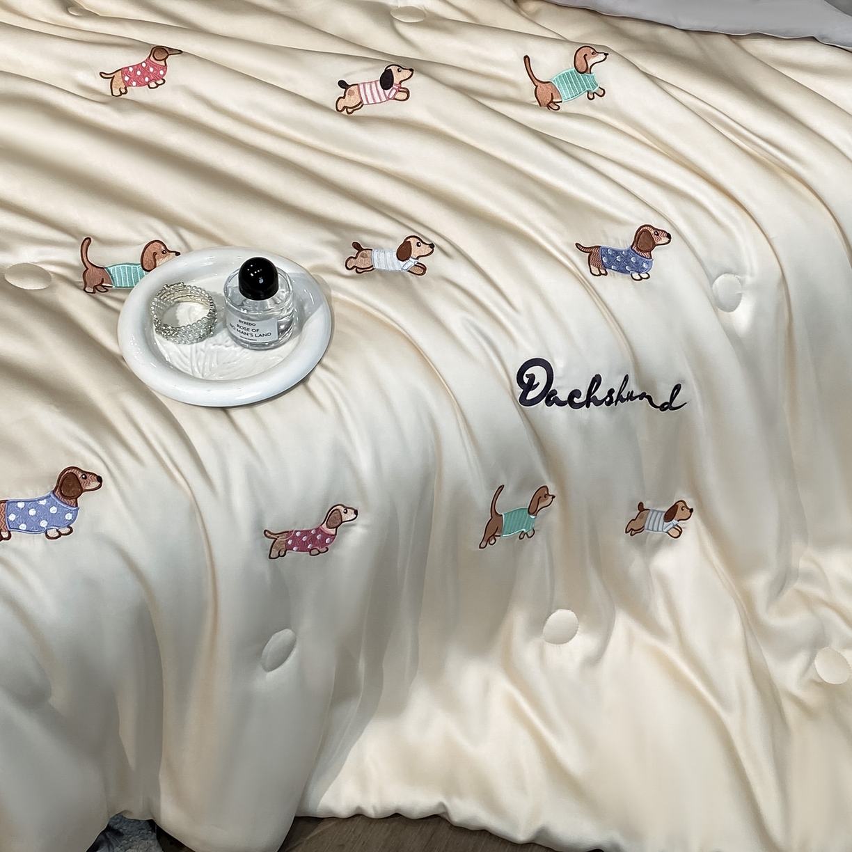 91家纺网 家纺一手货源 找家纺 云棉坊 2026新款水洗冰丝夏被-满绣系列 腊肠狗-梧桐灰