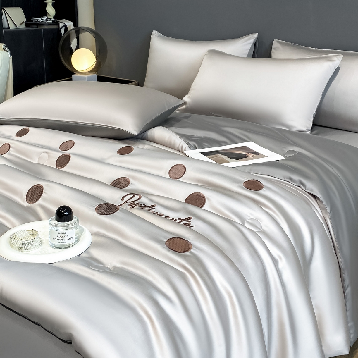 91家纺网 家纺一手货源 找家纺 云棉坊 2026新款水洗冰丝夏被-满绣系列 波点-冰山灰