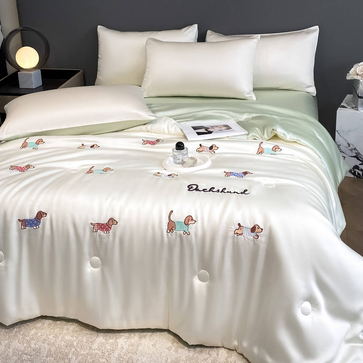 91家纺网 家纺一手货源 找家纺 云棉坊 2026新款水洗冰丝夏被-满绣系列 腊肠狗-奶白绿