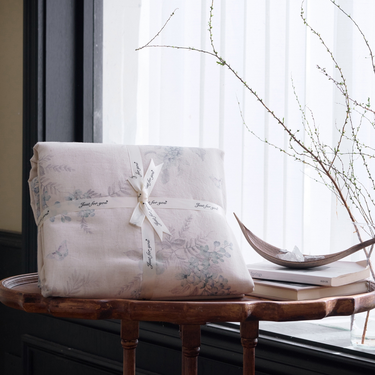 91家纺网 家纺一手货源 找家纺 久典家居 2026新款A类棉麻数码印花四件套 蓝絮花影