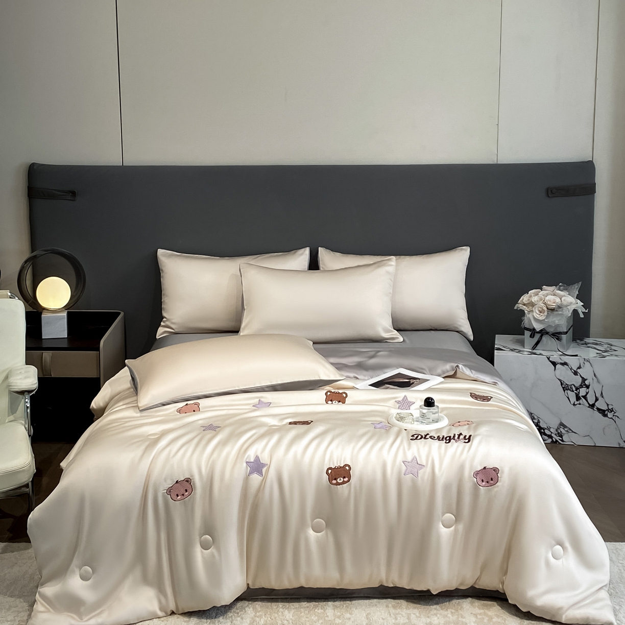 91家纺网 家纺一手货源 找家纺 云棉坊 2026新款水洗冰丝夏被-满绣系列 梦幻熊-梧桐灰