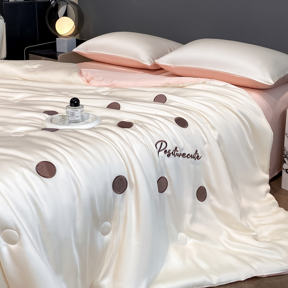 91家纺网 家纺一手货源 找家纺 云棉坊 2026新款水洗冰丝夏被-满绣系列 波点-奶白粉