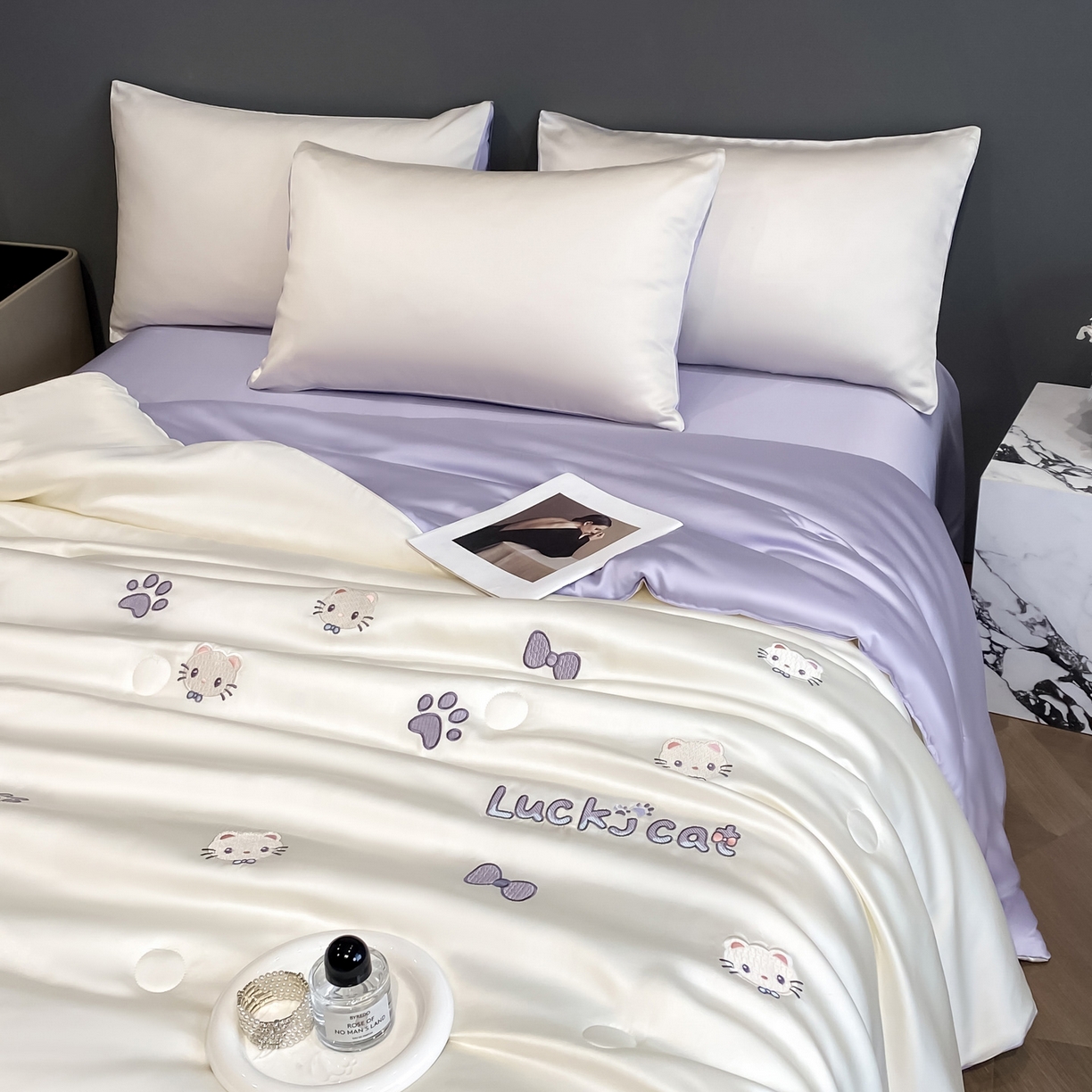 91家纺网 家纺一手货源 找家纺 云棉坊 2026新款水洗冰丝夏被-满绣系列 嘟嘟猫-奶白紫