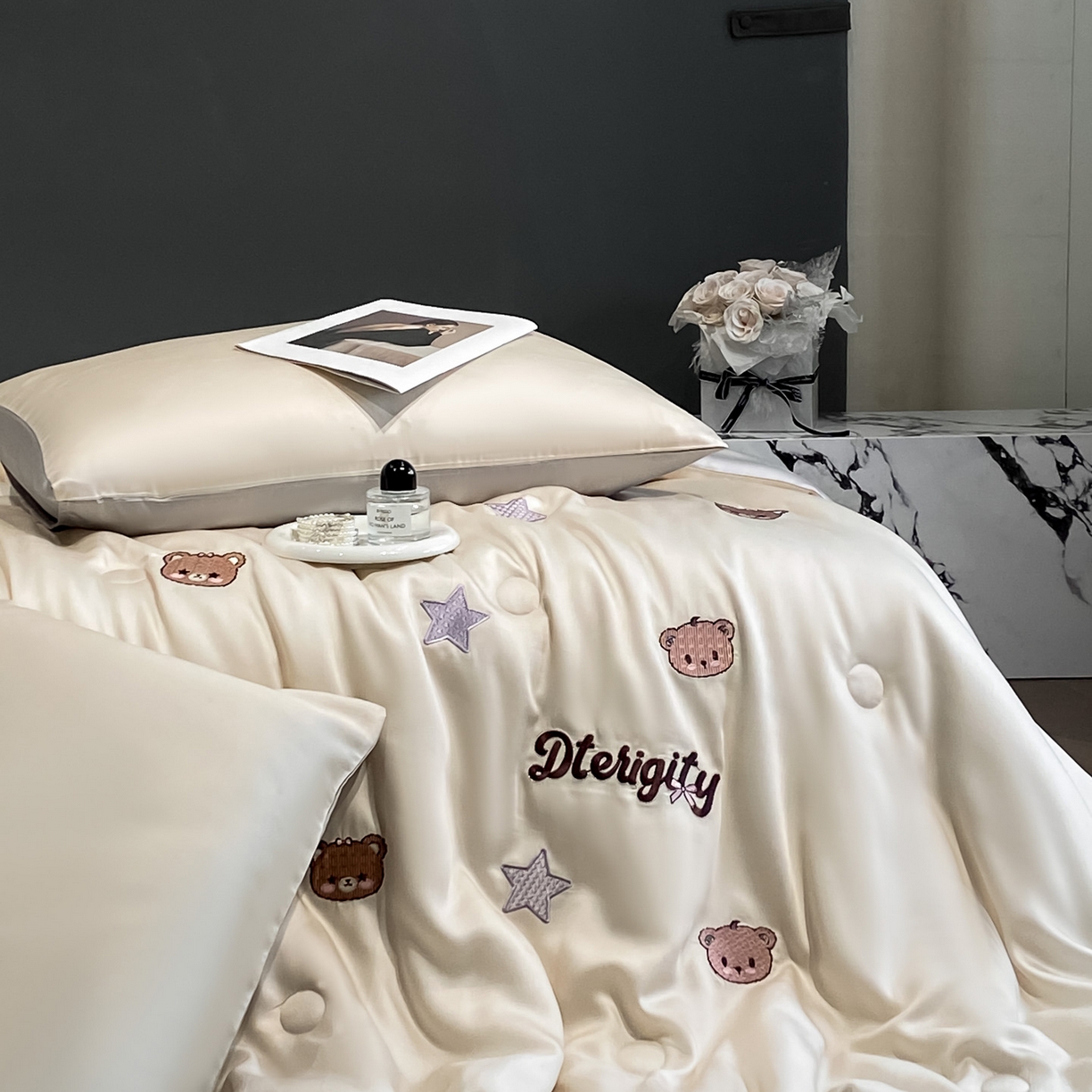 91家纺网 家纺一手货源 找家纺 云棉坊 2026新款水洗冰丝夏被-满绣系列 梦幻熊-梧桐灰