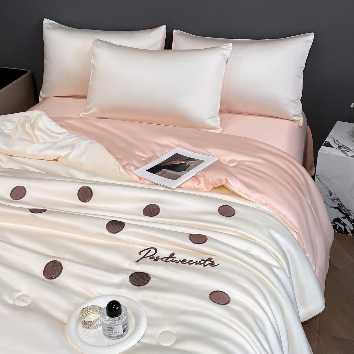 91家纺网 家纺一手货源 找家纺 云棉坊 2026新款水洗冰丝夏被-满绣系列 波点-奶白粉