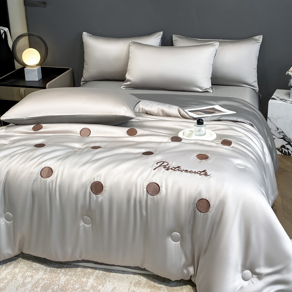 91家纺网 家纺一手货源 找家纺 云棉坊 2026新款水洗冰丝夏被-满绣系列 波点-冰山灰