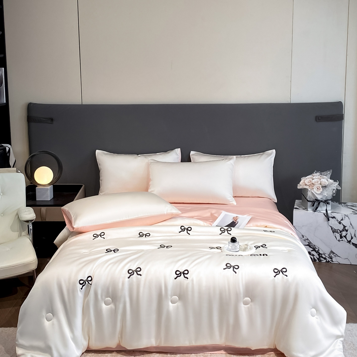 91家纺网 家纺一手货源 找家纺 云棉坊 2026新款水洗冰丝夏被-满绣系列 蝴蝶结-奶白粉