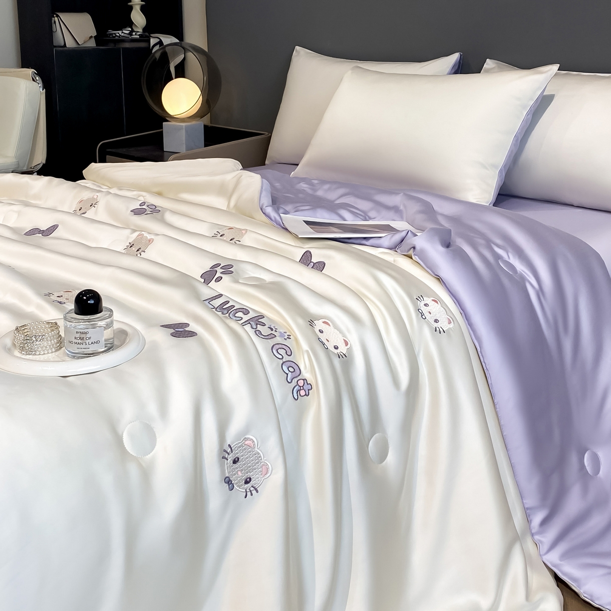 91家纺网 家纺一手货源 找家纺 云棉坊 2026新款水洗冰丝夏被-满绣系列 嘟嘟猫-奶白紫