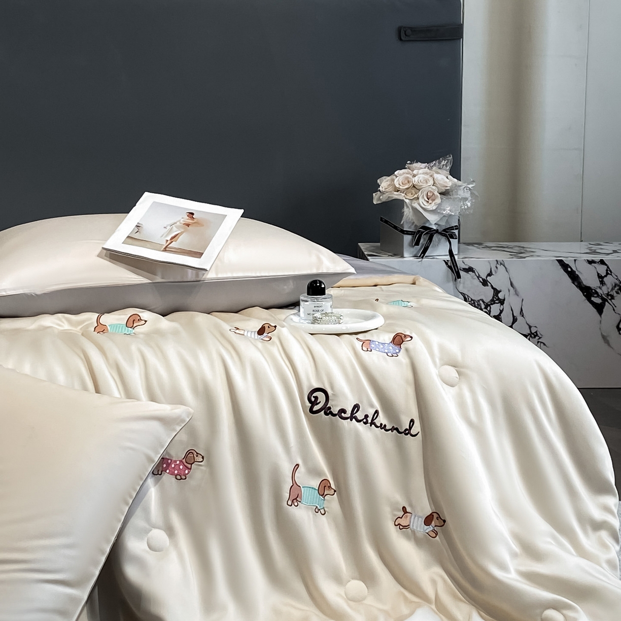 91家纺网 家纺一手货源 找家纺 云棉坊 2026新款水洗冰丝夏被-满绣系列 腊肠狗-梧桐灰