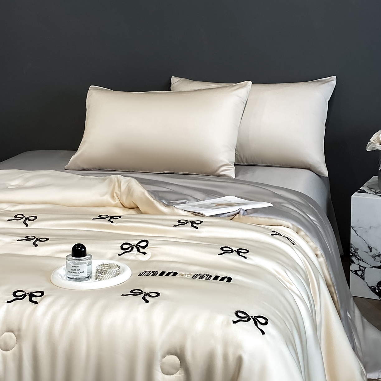 91家纺网 家纺一手货源 找家纺 云棉坊 2026新款水洗冰丝夏被-满绣系列 蝴蝶结-梧桐灰