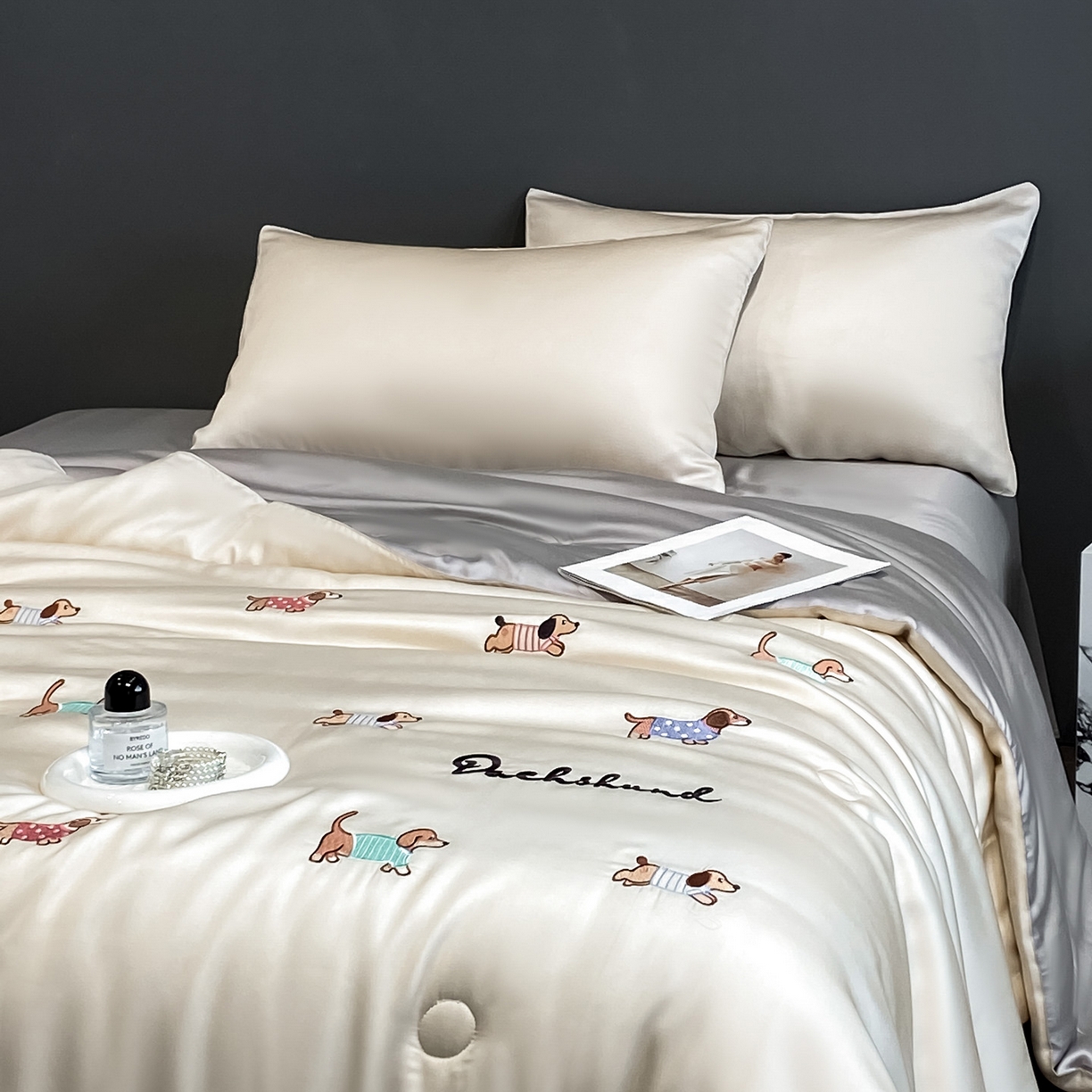 91家纺网 家纺一手货源 找家纺 云棉坊 2026新款水洗冰丝夏被-满绣系列 腊肠狗-梧桐灰