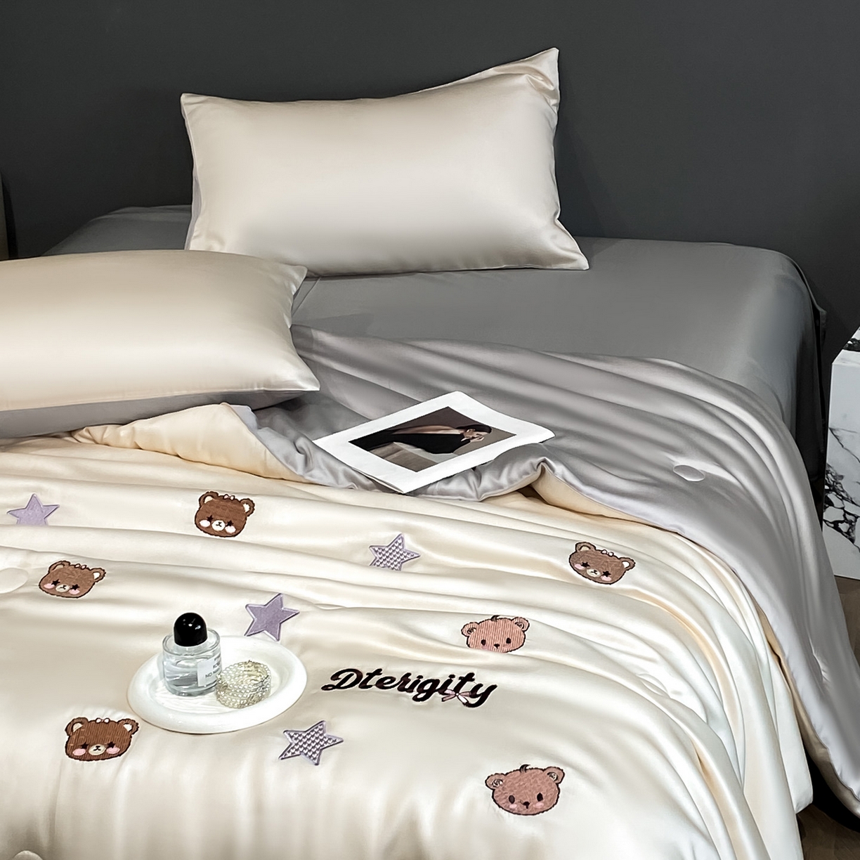 91家纺网 家纺一手货源 找家纺 云棉坊 2026新款水洗冰丝夏被-满绣系列 梦幻熊-梧桐灰