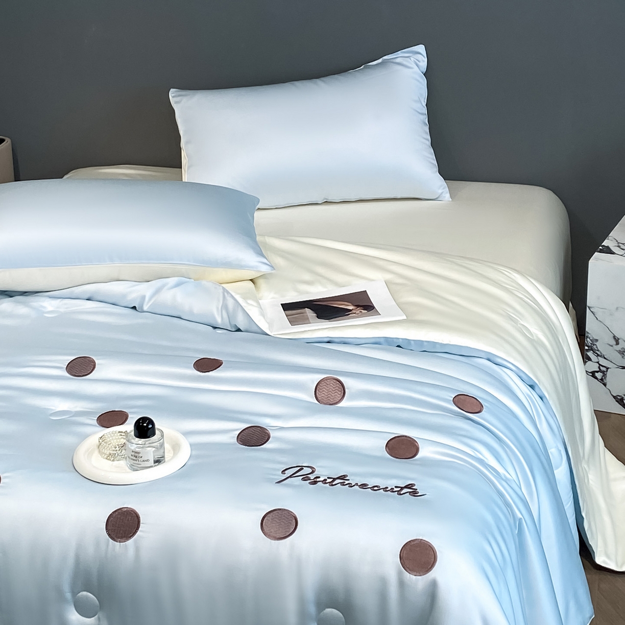 91家纺网 家纺一手货源 找家纺 云棉坊 2026新款水洗冰丝夏被-满绣系列 波点-清澈兰