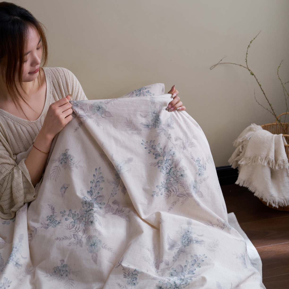 91家纺网 家纺一手货源 找家纺 久典家居 2026新款A类棉麻数码印花四件套 蓝絮花影