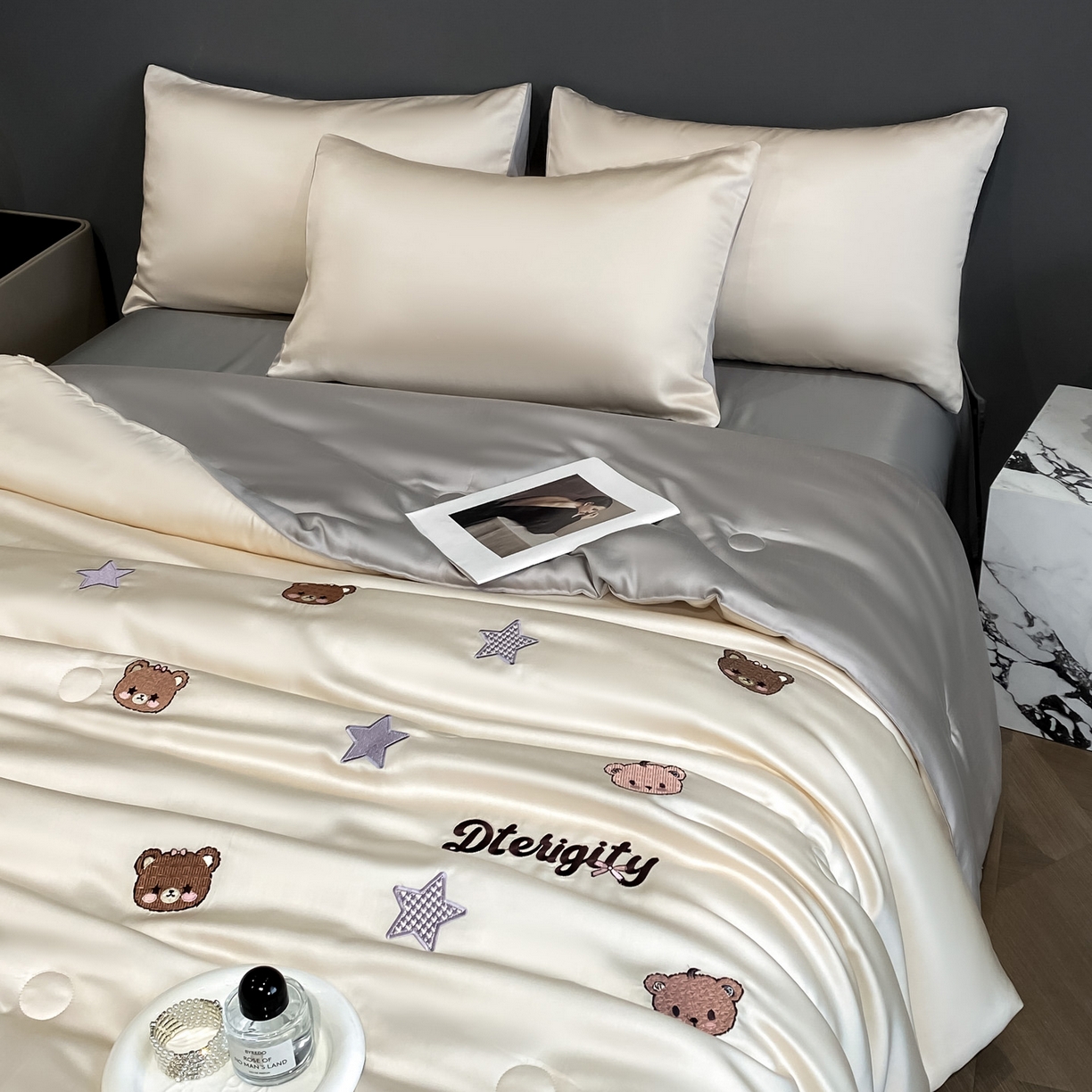 91家纺网 家纺一手货源 找家纺 云棉坊 2026新款水洗冰丝夏被-满绣系列 梦幻熊-梧桐灰