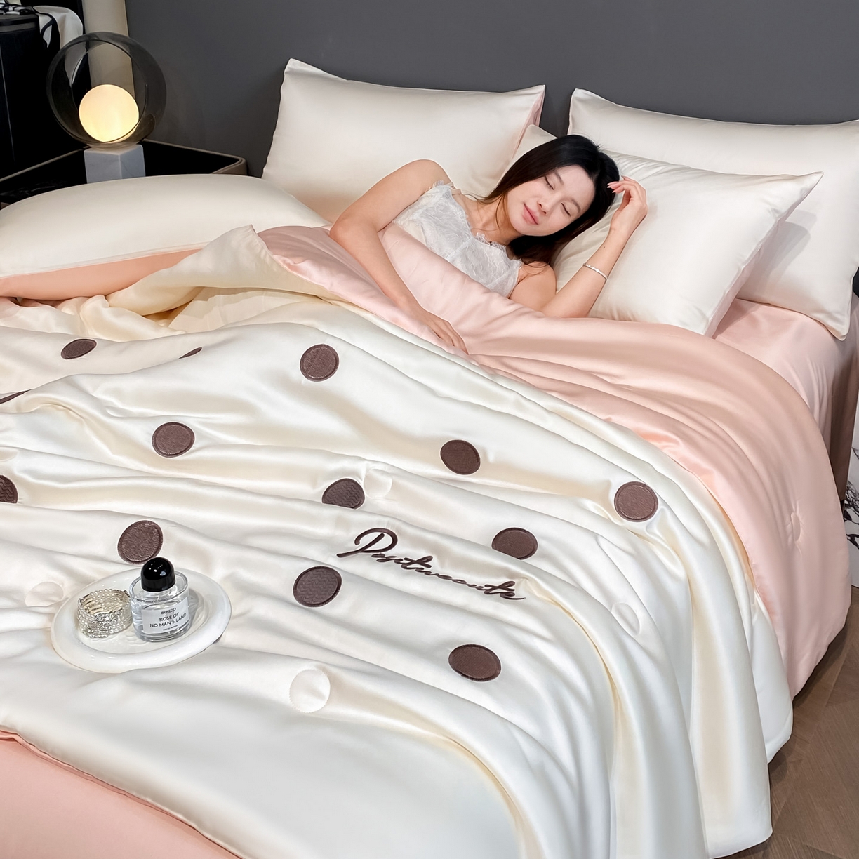 91家纺网 家纺一手货源 找家纺 云棉坊 2026新款水洗冰丝夏被-满绣系列 波点-奶白粉