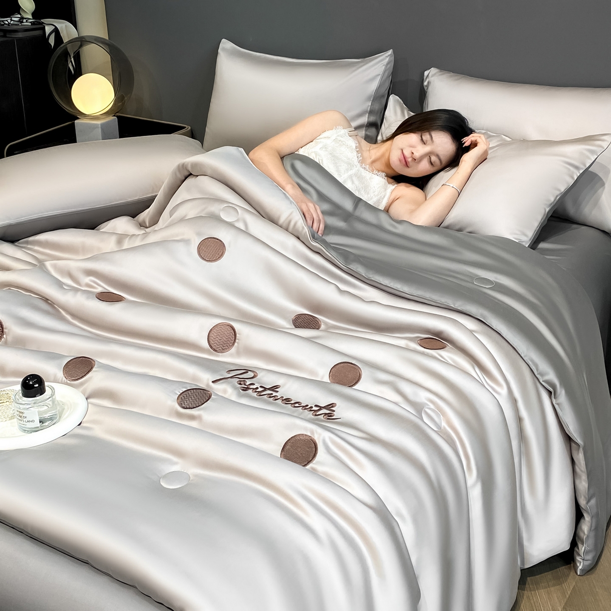 91家纺网 家纺一手货源 找家纺 云棉坊 2026新款水洗冰丝夏被-满绣系列 波点-冰山灰