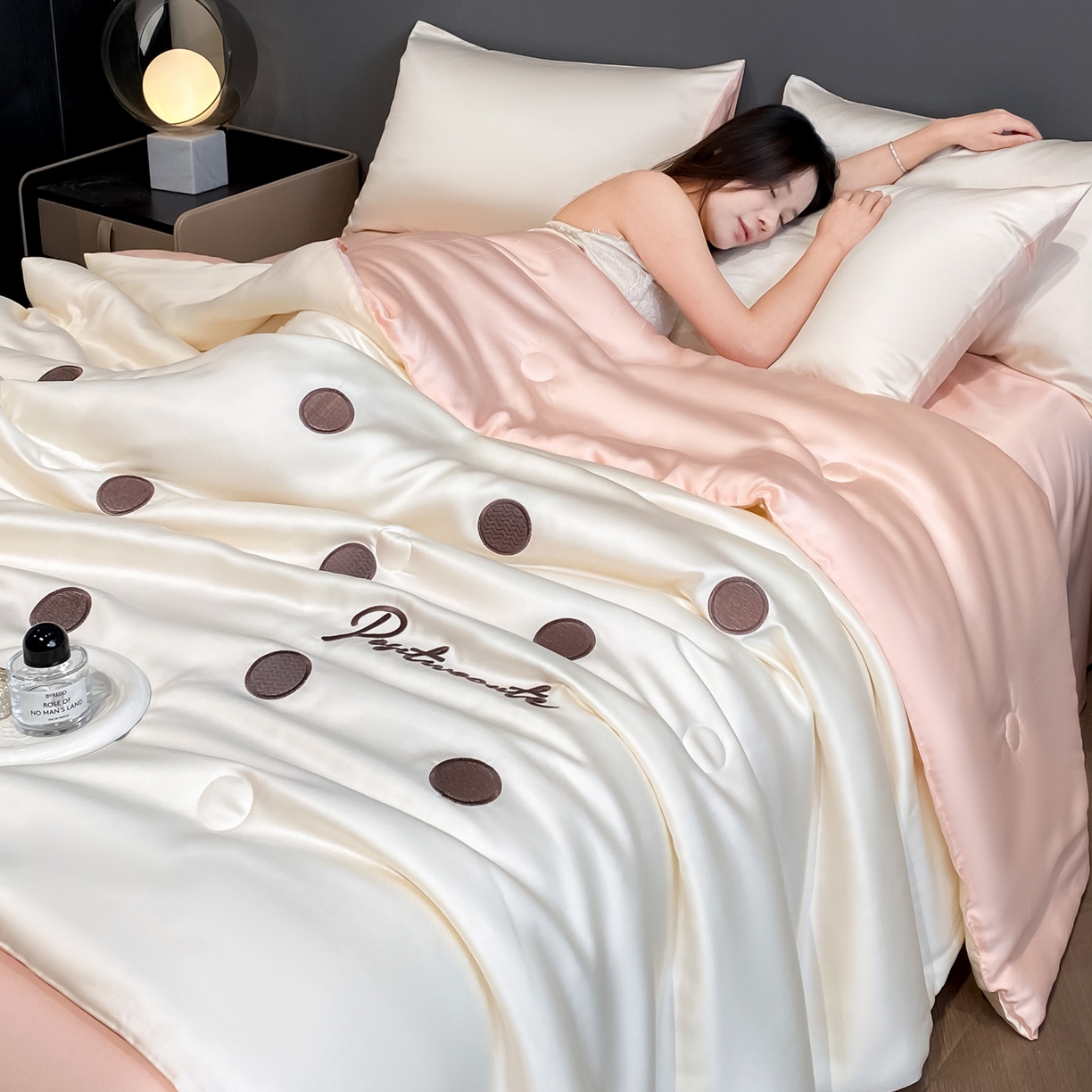 91家纺网 家纺一手货源 找家纺 云棉坊 2026新款水洗冰丝夏被-满绣系列 波点-奶白粉