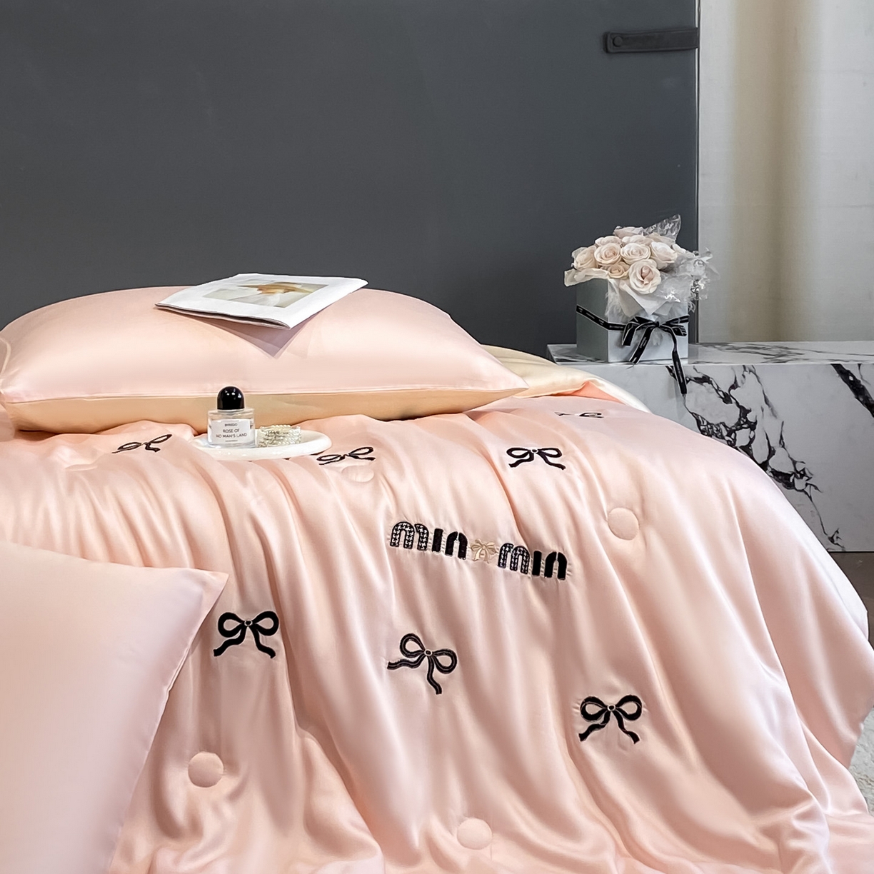 91家纺网 家纺一手货源 找家纺 云棉坊 2026新款水洗冰丝夏被-满绣系列 蝴蝶结-粉香槟