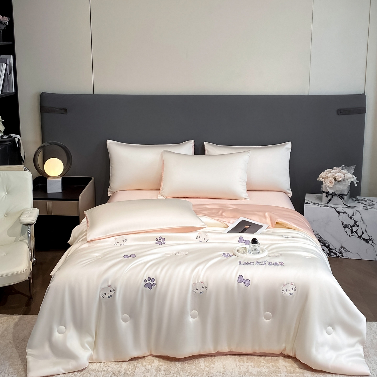 91家纺网 家纺一手货源 找家纺 云棉坊 2026新款水洗冰丝夏被-满绣系列 嘟嘟猫-奶白粉