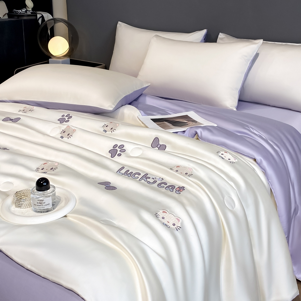 91家纺网 家纺一手货源 找家纺 云棉坊 2026新款水洗冰丝夏被-满绣系列 嘟嘟猫-奶白紫