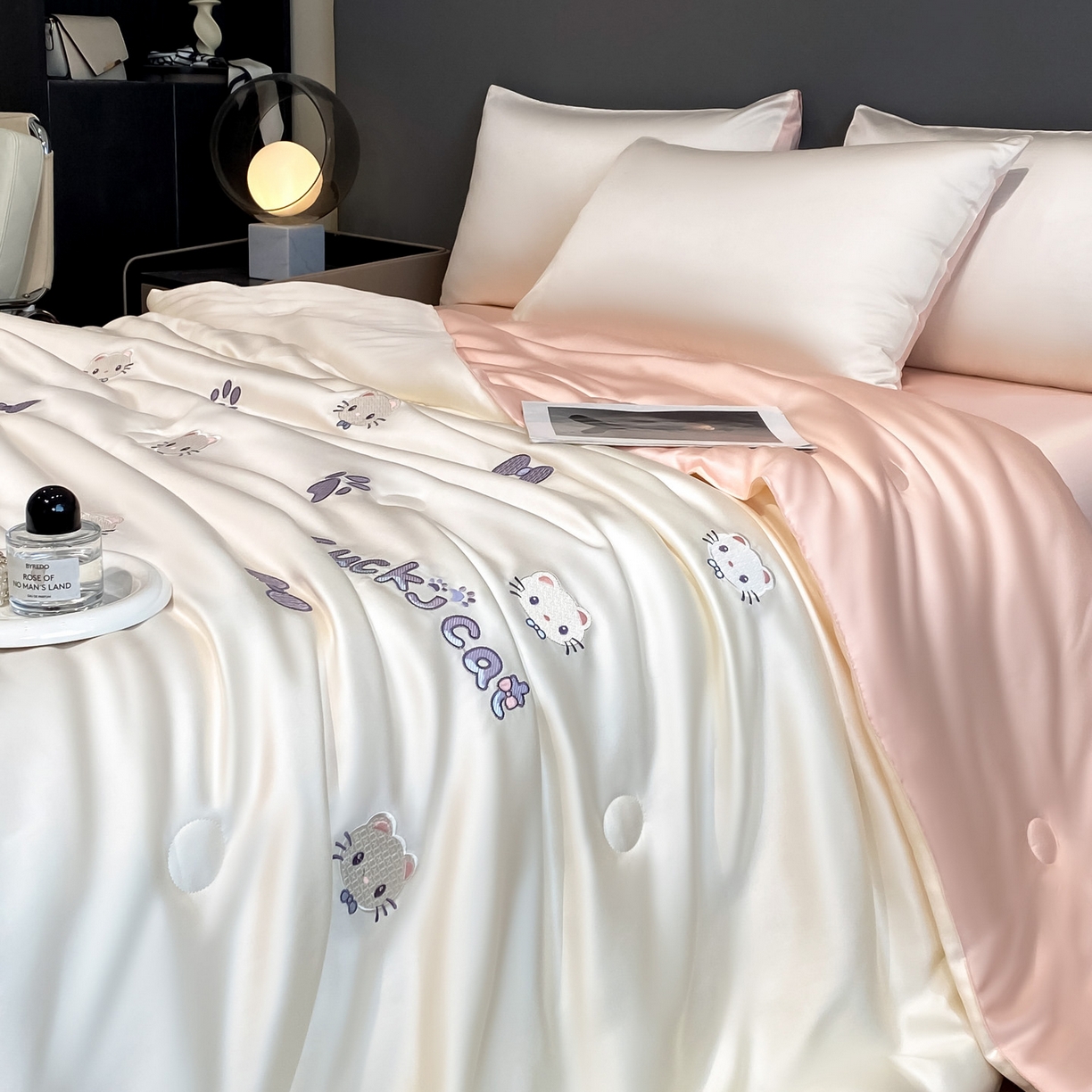 91家纺网 家纺一手货源 找家纺 云棉坊 2026新款水洗冰丝夏被-满绣系列 嘟嘟猫-奶白粉