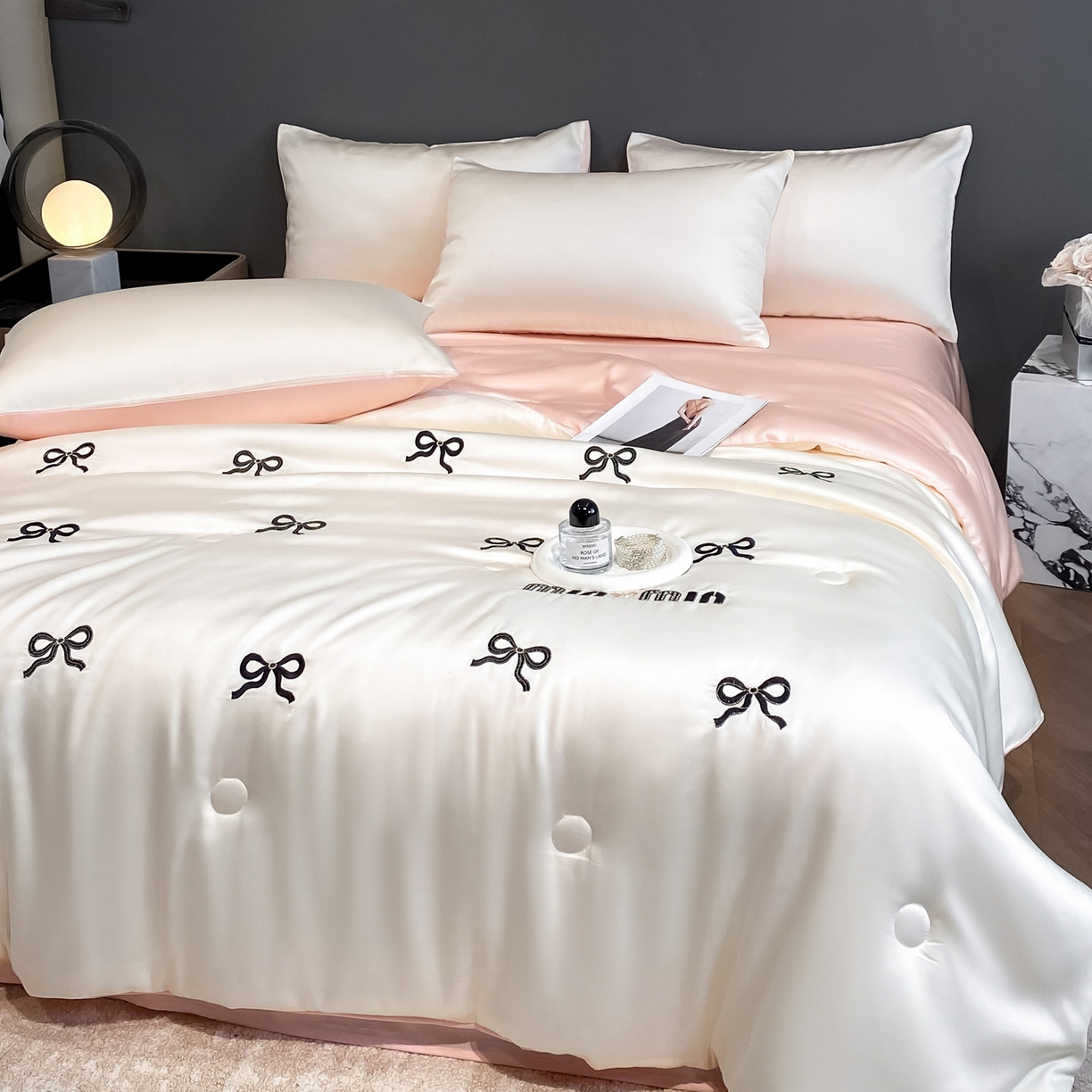 91家纺网 家纺一手货源 找家纺 云棉坊 2026新款水洗冰丝夏被-满绣系列 蝴蝶结-奶白粉