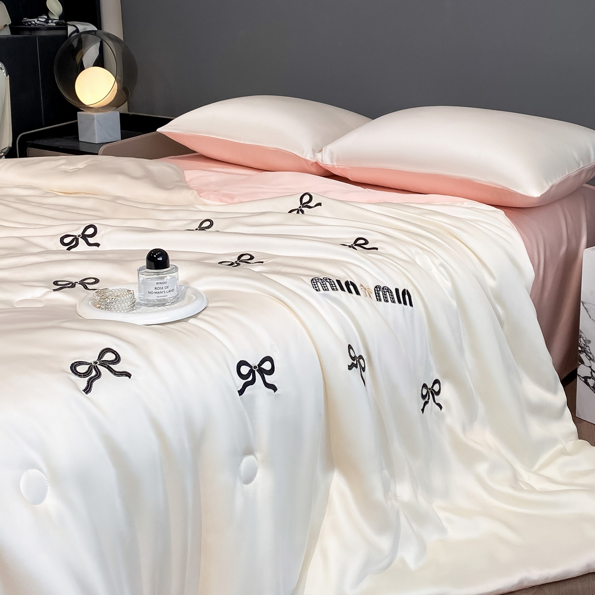 91家纺网 家纺一手货源 找家纺 云棉坊 2026新款水洗冰丝夏被-满绣系列 蝴蝶结-奶白粉