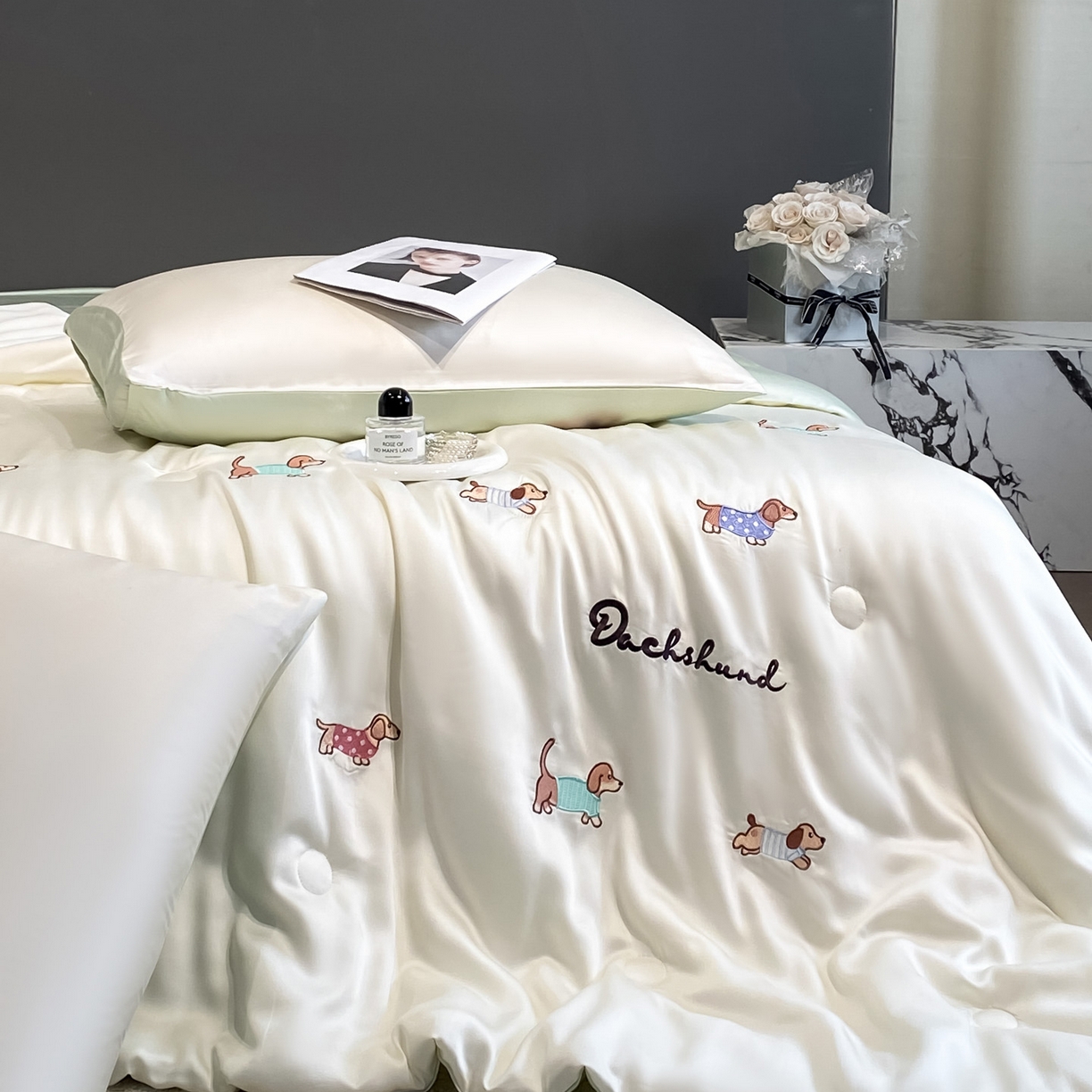 91家纺网 家纺一手货源 找家纺 云棉坊 2026新款水洗冰丝夏被-满绣系列 腊肠狗-奶白绿