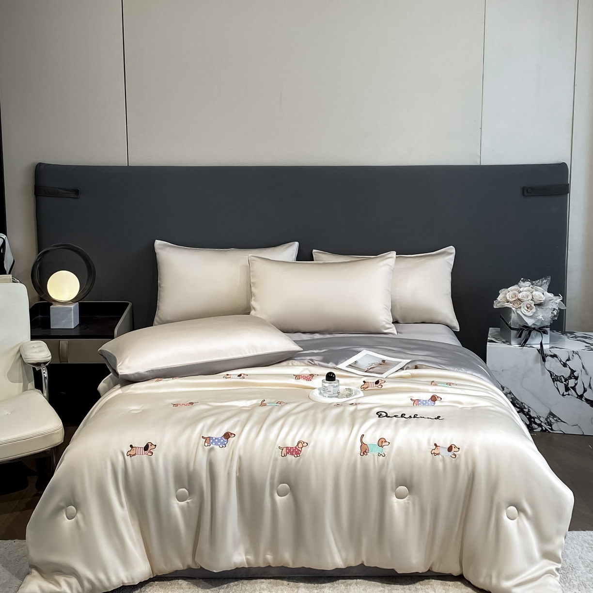 91家纺网 家纺一手货源 找家纺 云棉坊 2026新款水洗冰丝夏被-满绣系列 腊肠狗-梧桐灰