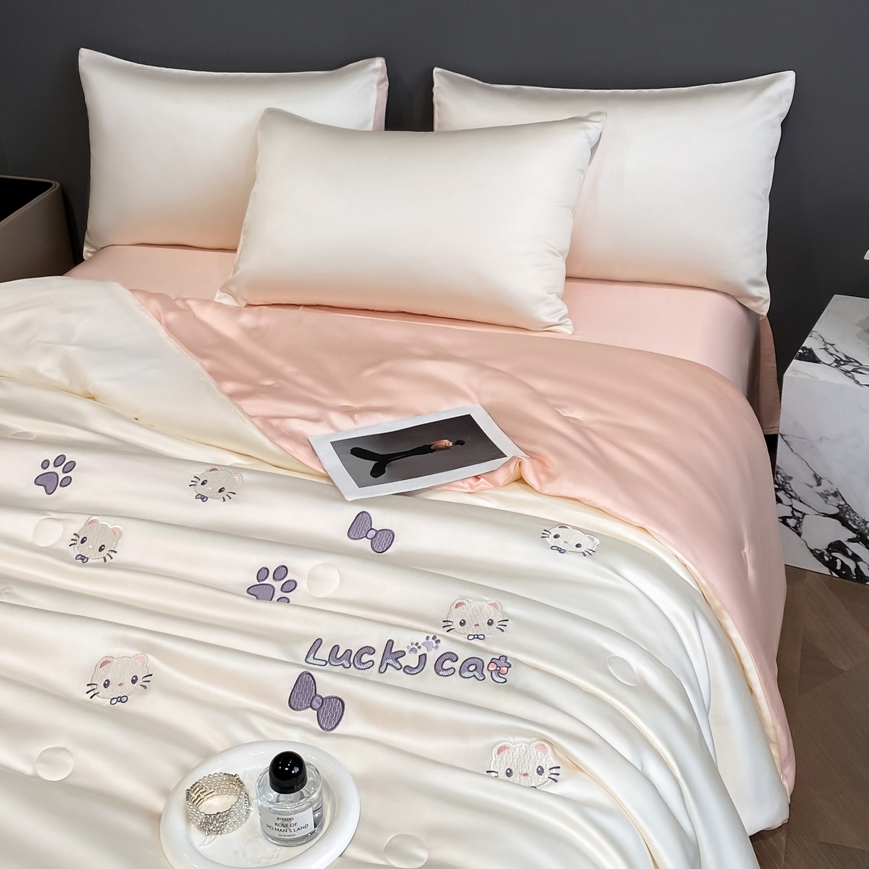 91家纺网 家纺一手货源 找家纺 云棉坊 2026新款水洗冰丝夏被-满绣系列 嘟嘟猫-奶白粉