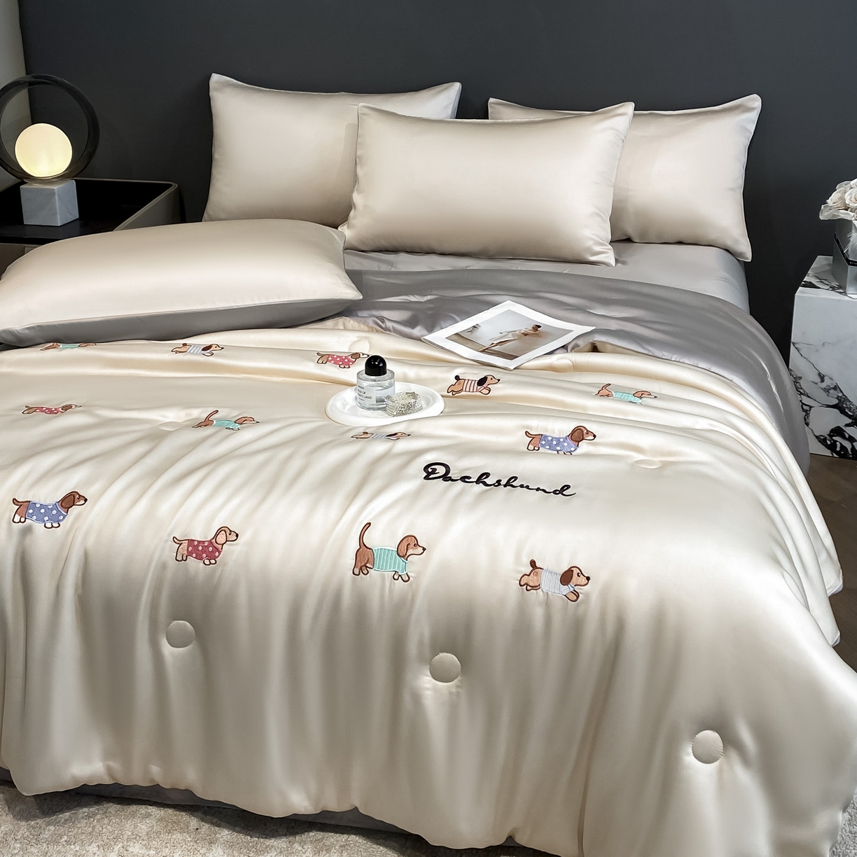 91家纺网 家纺一手货源 找家纺 云棉坊 2026新款水洗冰丝夏被-满绣系列 腊肠狗-梧桐灰