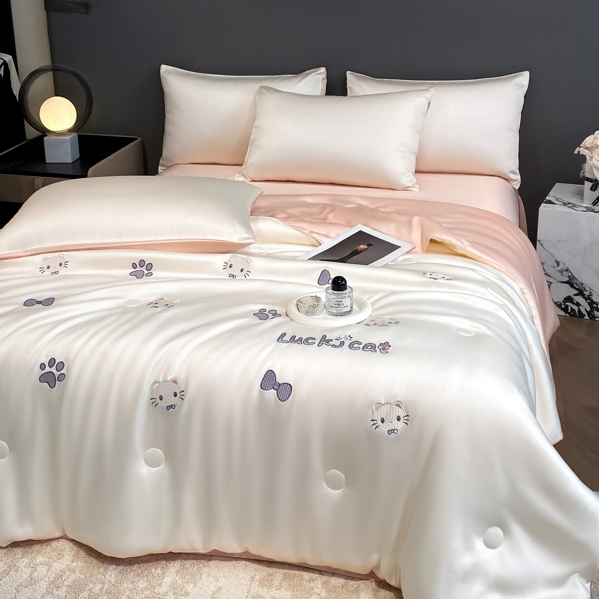 91家纺网 家纺一手货源 找家纺 云棉坊 2026新款水洗冰丝夏被-满绣系列 嘟嘟猫-奶白粉