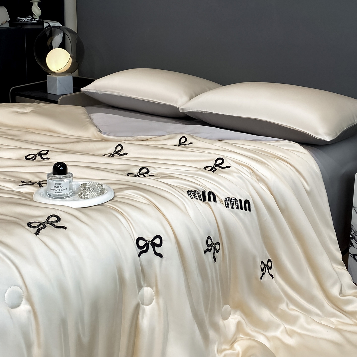 91家纺网 家纺一手货源 找家纺 云棉坊 2026新款水洗冰丝夏被-满绣系列 蝴蝶结-梧桐灰