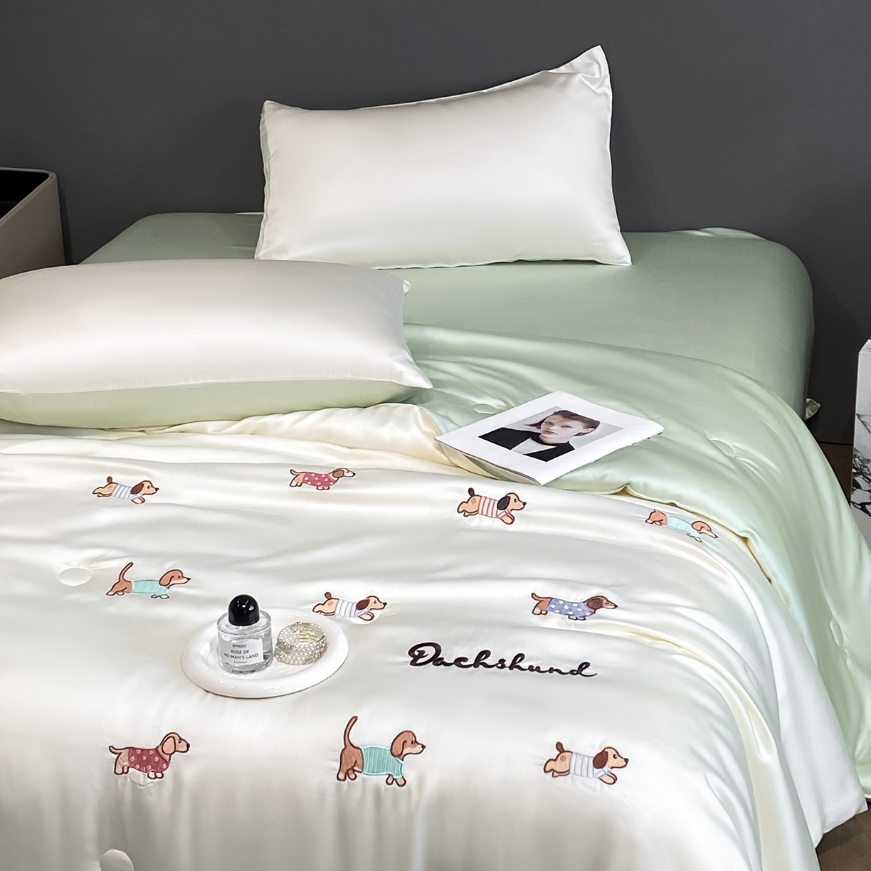 91家纺网 家纺一手货源 找家纺 云棉坊 2026新款水洗冰丝夏被-满绣系列 腊肠狗-奶白绿