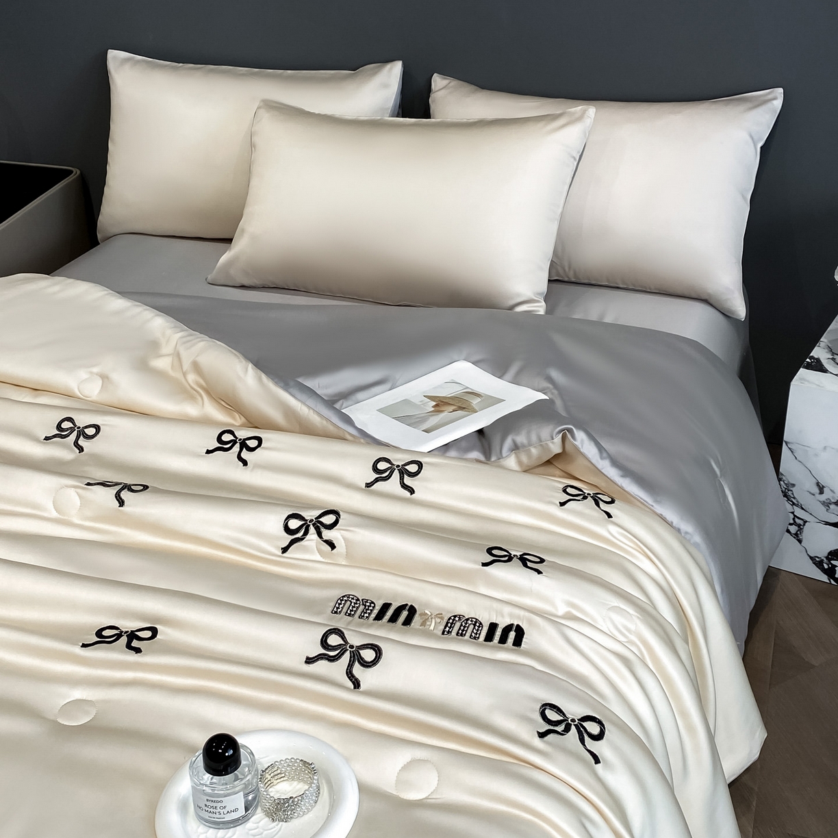 91家纺网 家纺一手货源 找家纺 云棉坊 2026新款水洗冰丝夏被-满绣系列 蝴蝶结-梧桐灰