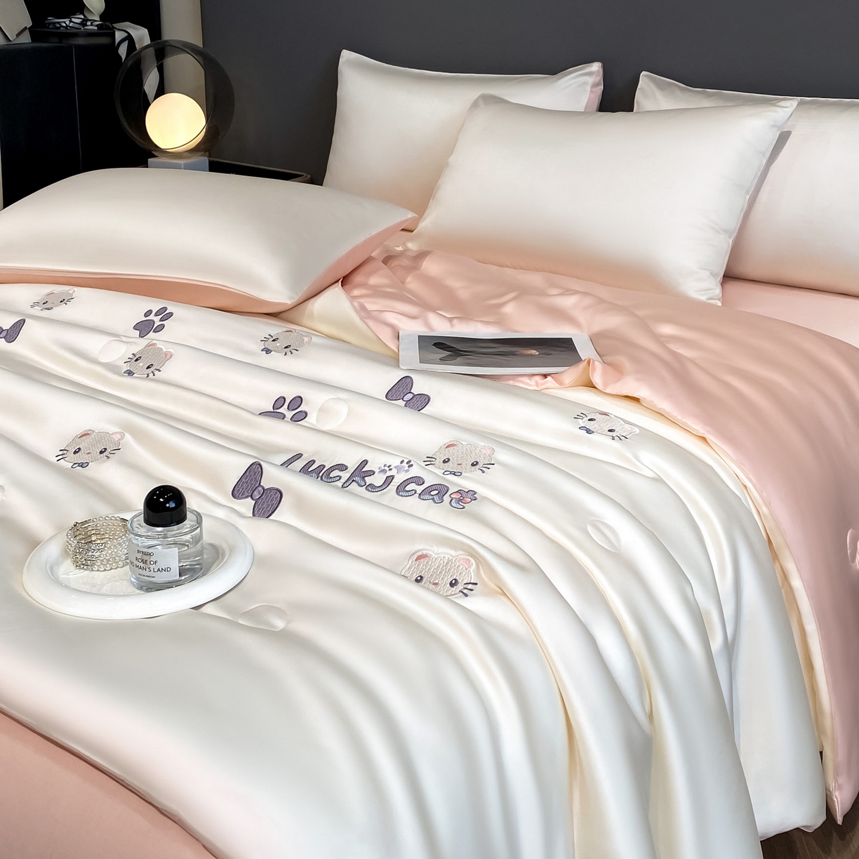 91家纺网 家纺一手货源 找家纺 云棉坊 2026新款水洗冰丝夏被-满绣系列 嘟嘟猫-奶白粉