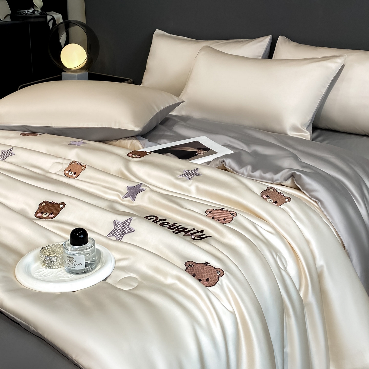 91家纺网 家纺一手货源 找家纺 云棉坊 2026新款水洗冰丝夏被-满绣系列 梦幻熊-梧桐灰