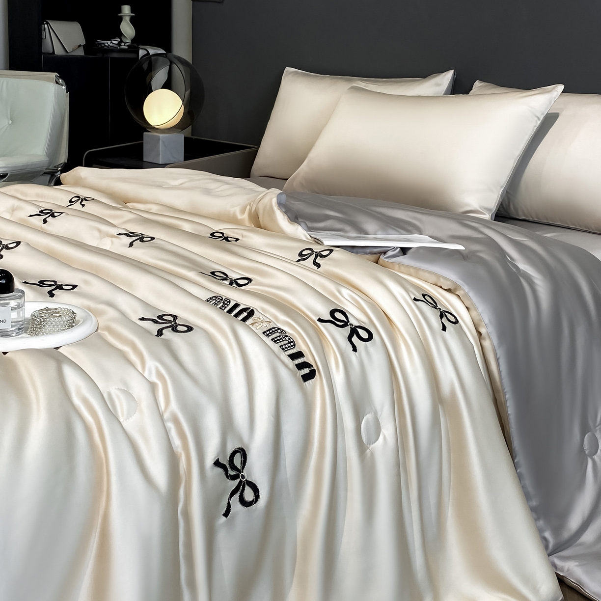 91家纺网 家纺一手货源 找家纺 云棉坊 2026新款水洗冰丝夏被-满绣系列 蝴蝶结-梧桐灰