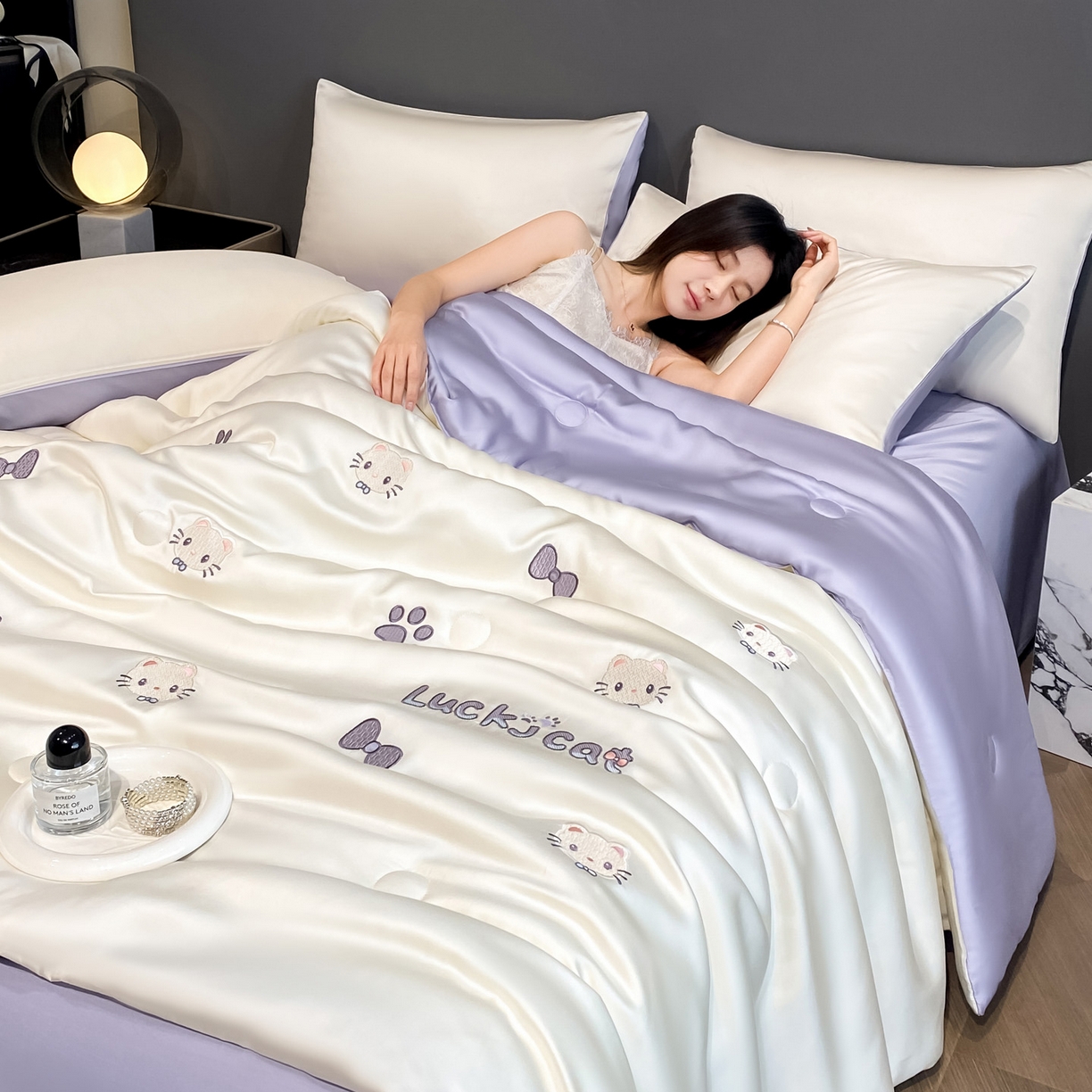 91家纺网 家纺一手货源 找家纺 云棉坊 2026新款水洗冰丝夏被-满绣系列 嘟嘟猫-奶白紫