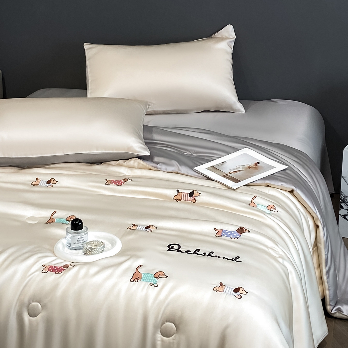 91家纺网 家纺一手货源 找家纺 云棉坊 2026新款水洗冰丝夏被-满绣系列 腊肠狗-梧桐灰