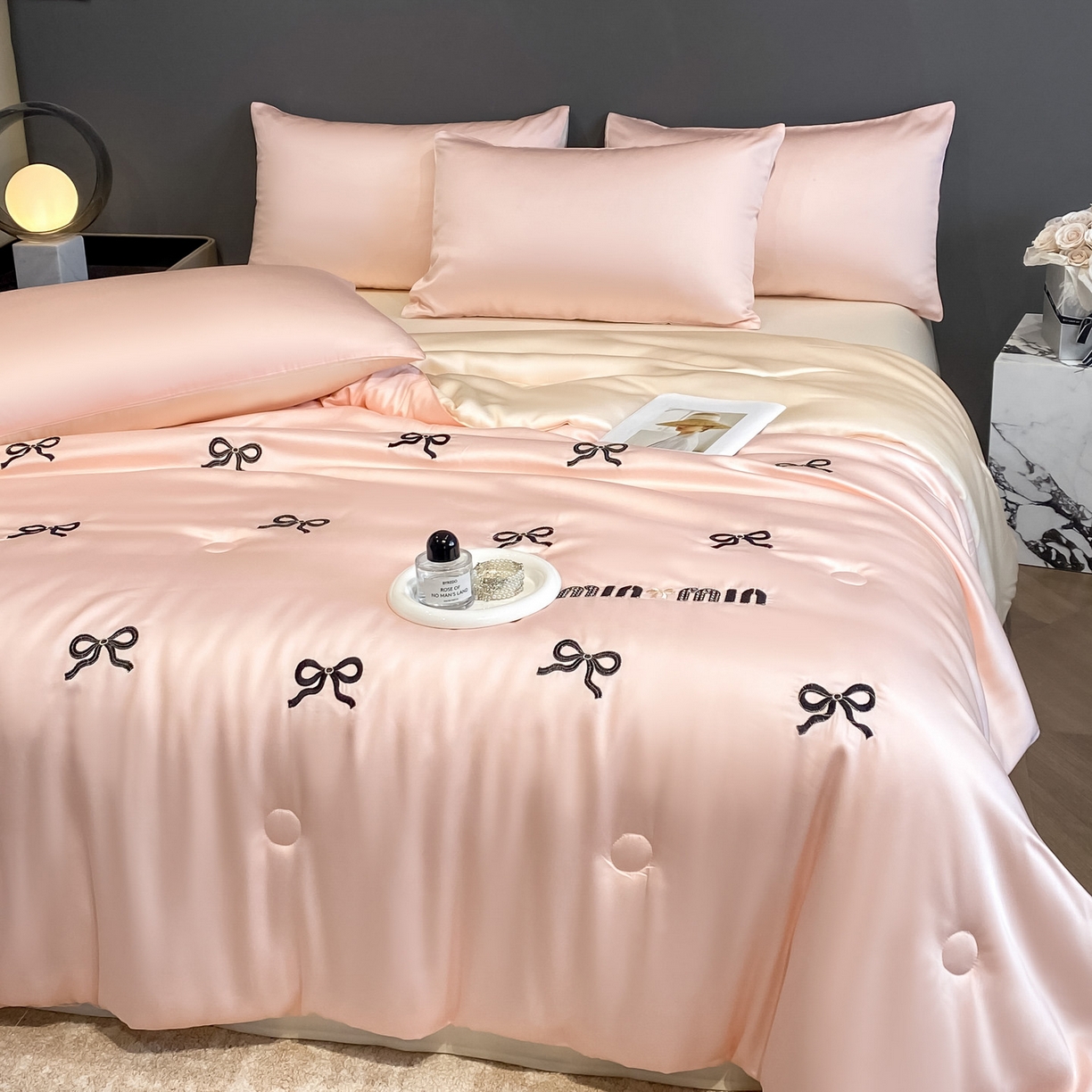 91家纺网 家纺一手货源 找家纺 云棉坊 2026新款水洗冰丝夏被-满绣系列 蝴蝶结-粉香槟