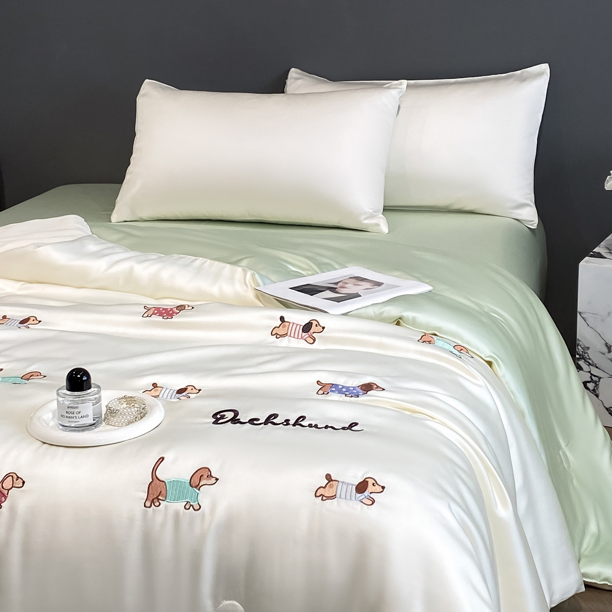 91家纺网 家纺一手货源 找家纺 云棉坊 2026新款水洗冰丝夏被-满绣系列 腊肠狗-奶白绿