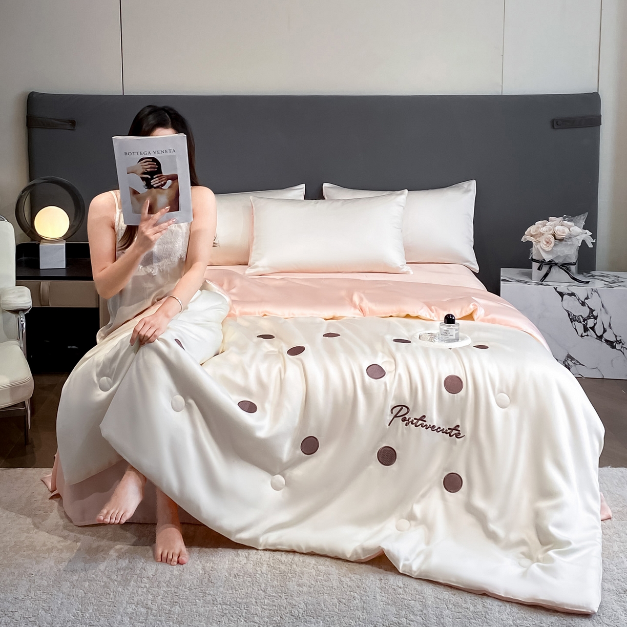 91家纺网 家纺一手货源 找家纺 云棉坊 2026新款水洗冰丝夏被-满绣系列 波点-奶白粉