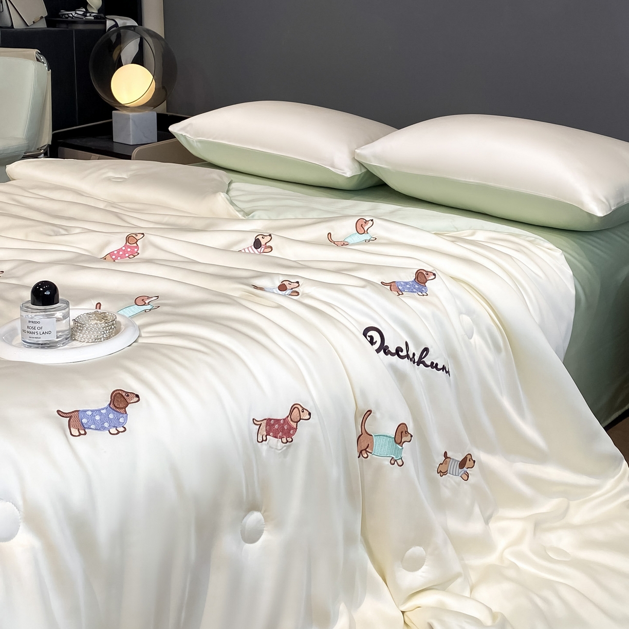 91家纺网 家纺一手货源 找家纺 云棉坊 2026新款水洗冰丝夏被-满绣系列 腊肠狗-奶白绿